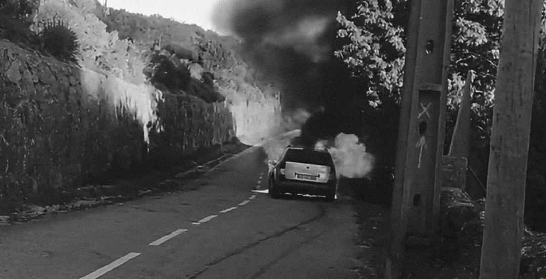 Incêndio destrói carro em Valdreu e causa pânico