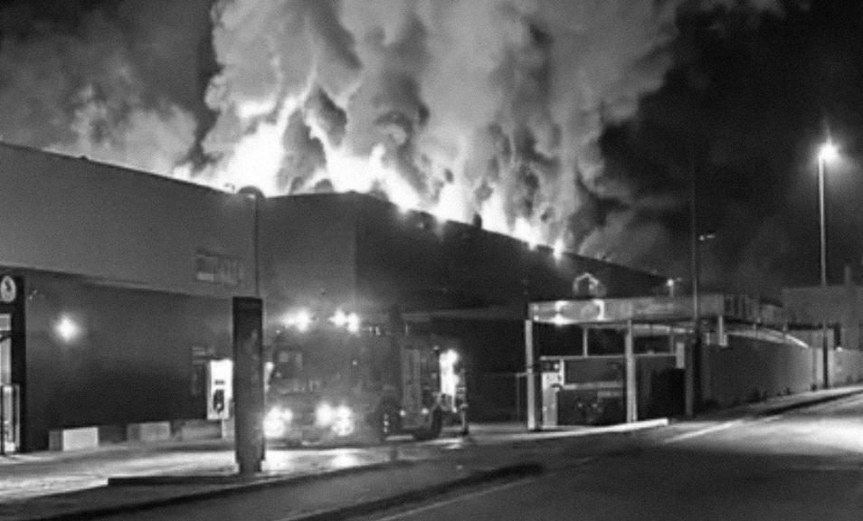 Incêndio destrói armazém de supermercado em Viana do Castelo