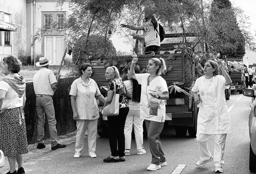 Cortejo e leilão das Festas das Colheitas em Prado juntam tradição e solidariedade
