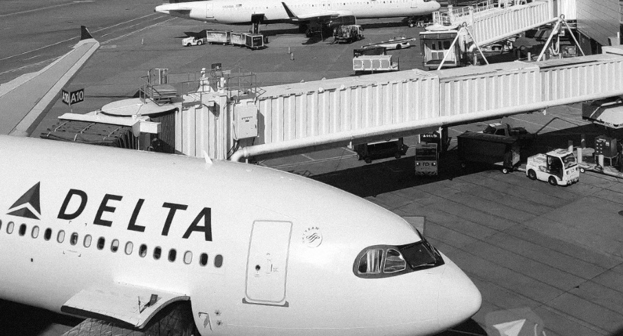 Vários passageiros assistidos após avião aterrar de emergência no Porto