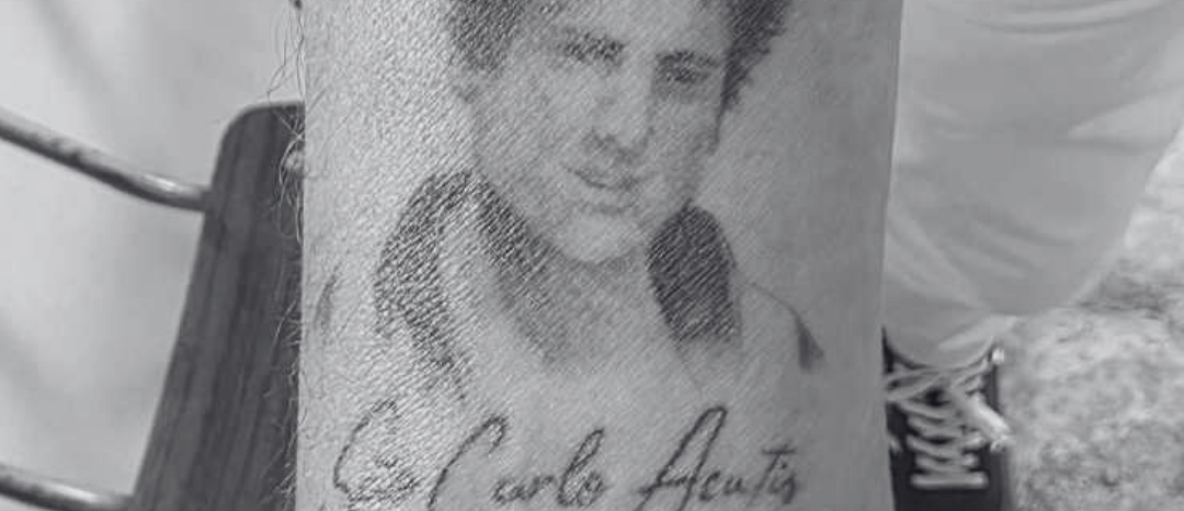Homem tatua imagem de São Carlo Acutis após recuperação de saúde