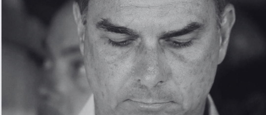 Flávio Bolsonaro proibido de sair do Brasil e obrigado a entregar passaportes