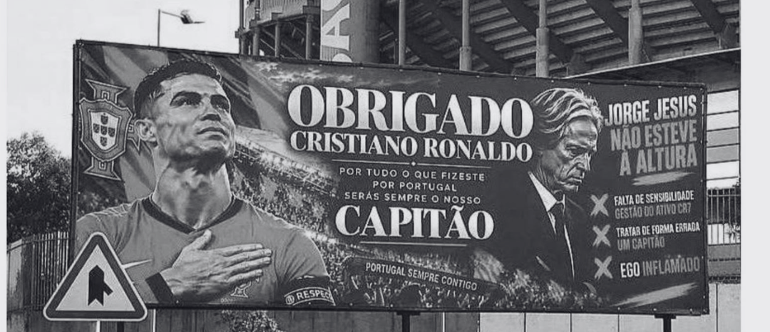Cartazes de apoio a Ronaldo e críticas a Jesus
