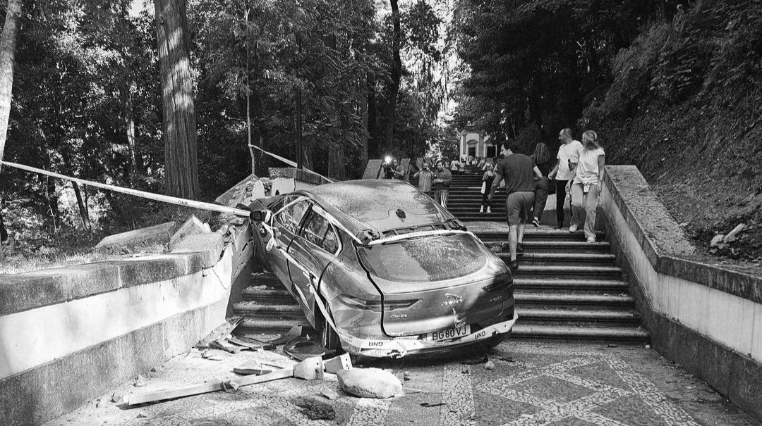 Carro despista-se e ‘aterra’ nos Escadórios do Bom Jesus de Braga