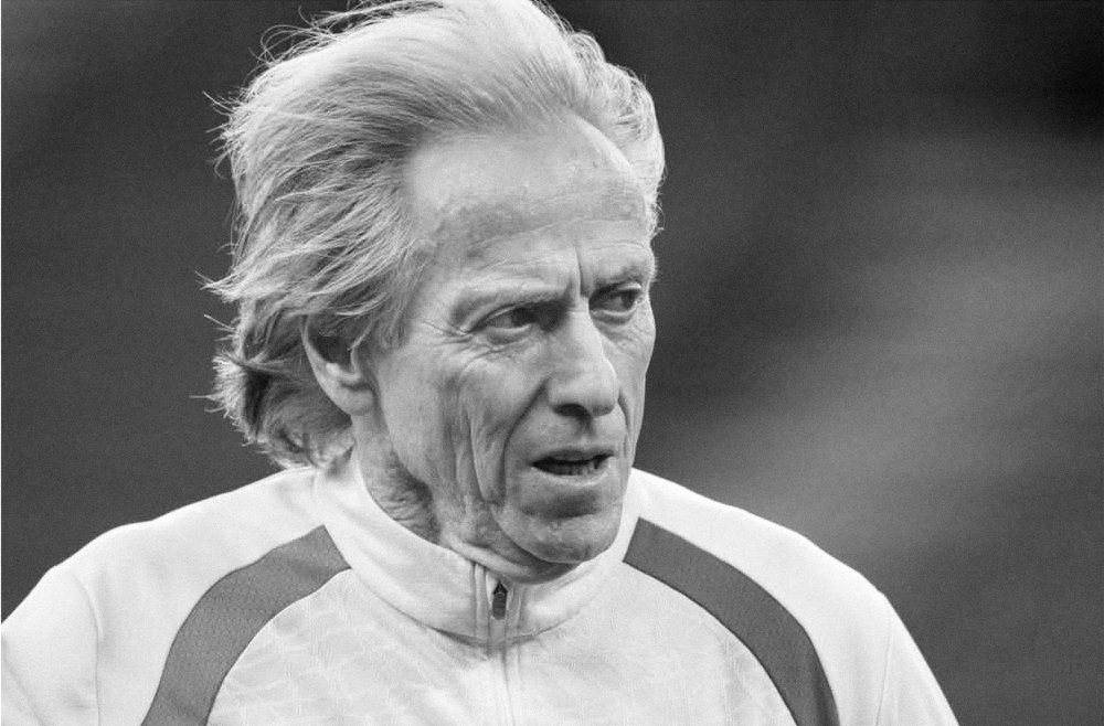 Jorge Jesus alvo de assobios à saída do hotel