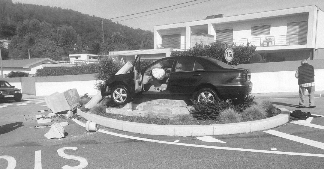 Carro despista-se em Gême e destrói cruzeiro. Há 3 feridos