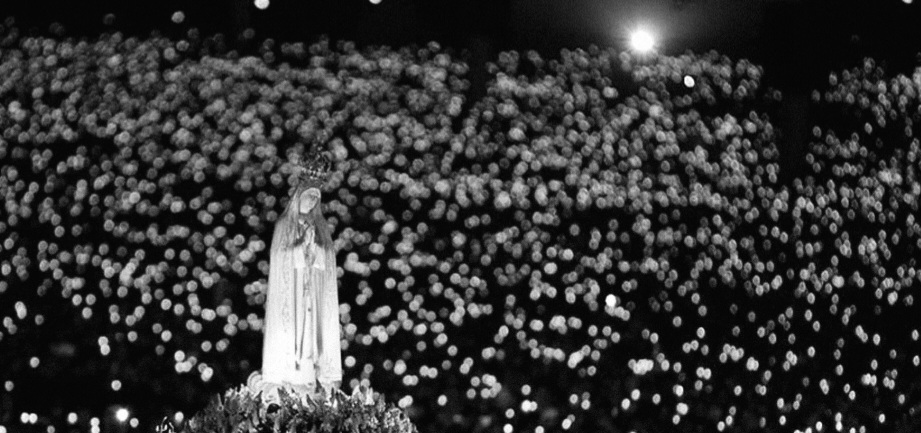 Fátima iluminada por milhares de velas numa noite de fé e oração