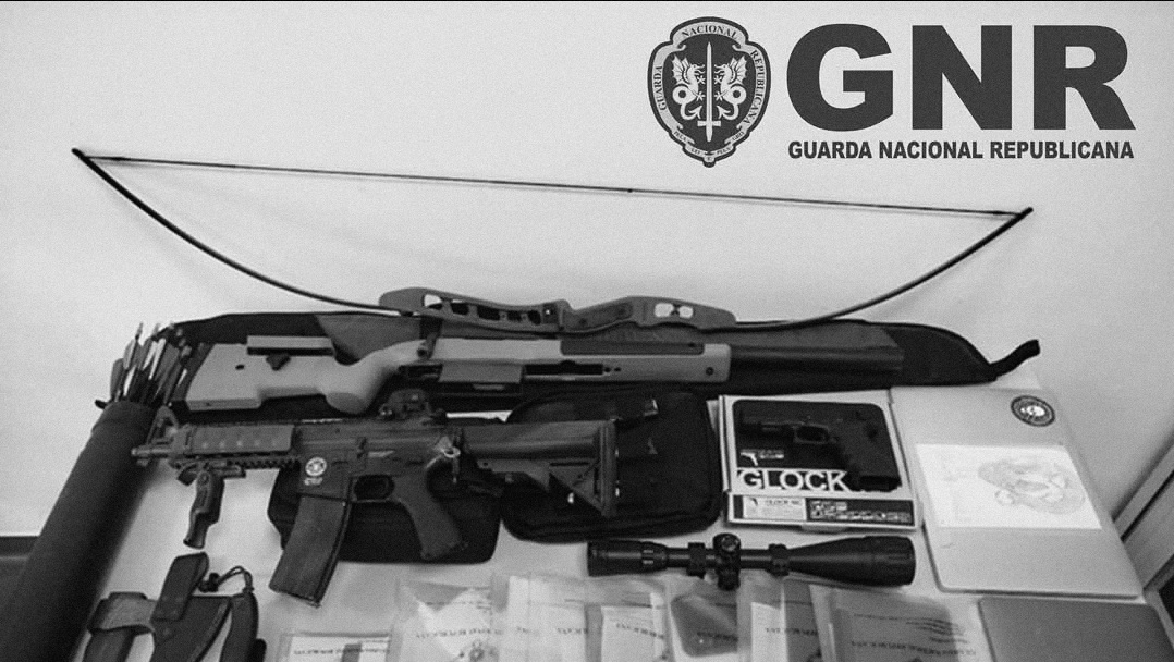GNR apreende armas e equipamentos eletrónicos usados para violência e aliciamento de menores