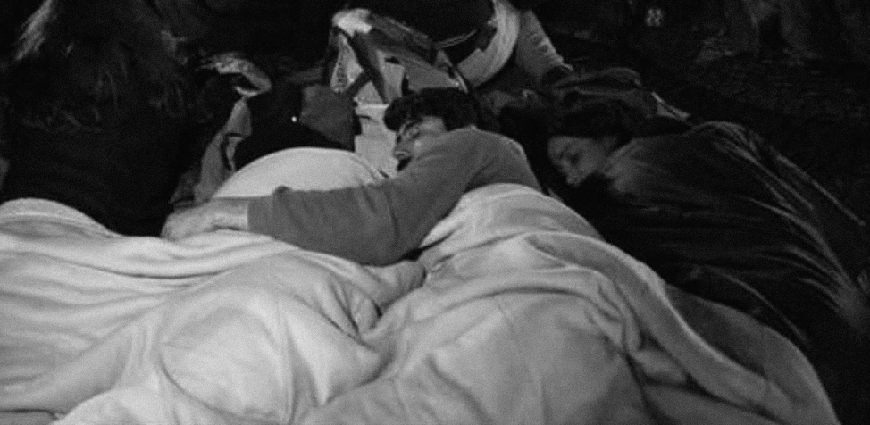 Manifestantes retiraram tendas e dormiram «em conchinha» ao relento